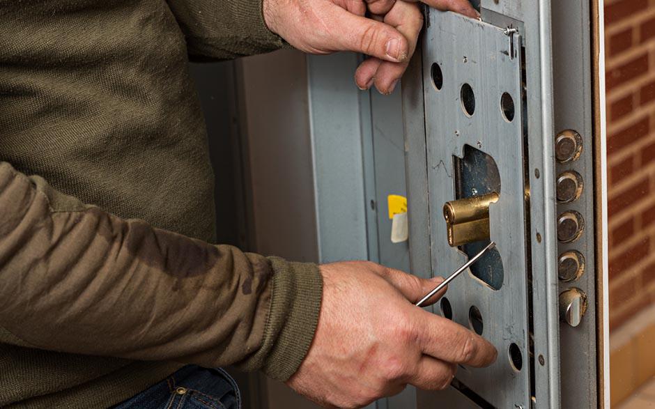 combien coute un serrurier pour ouvrir une porte Suresnes